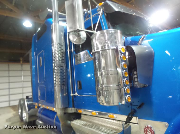 image for item DB9818 2005 Kenworth W900 semi truck