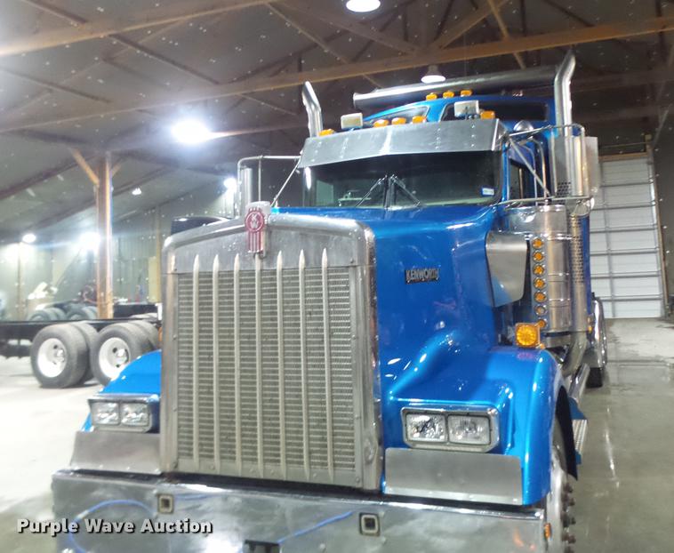 image for item DB9818 2005 Kenworth W900 semi truck