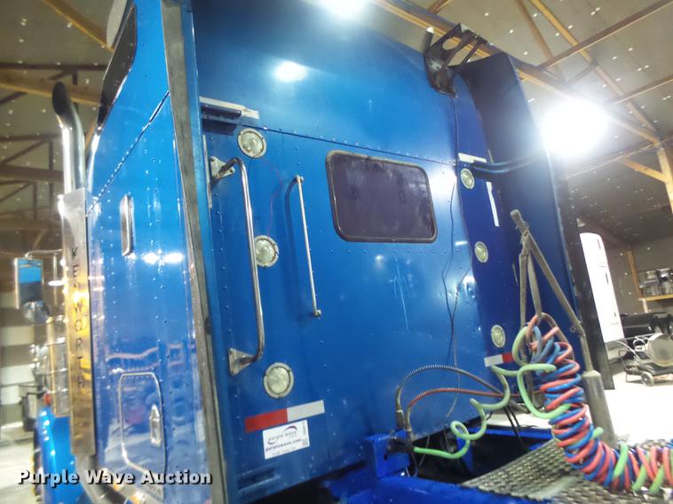 image for item DB9818 2005 Kenworth W900 semi truck