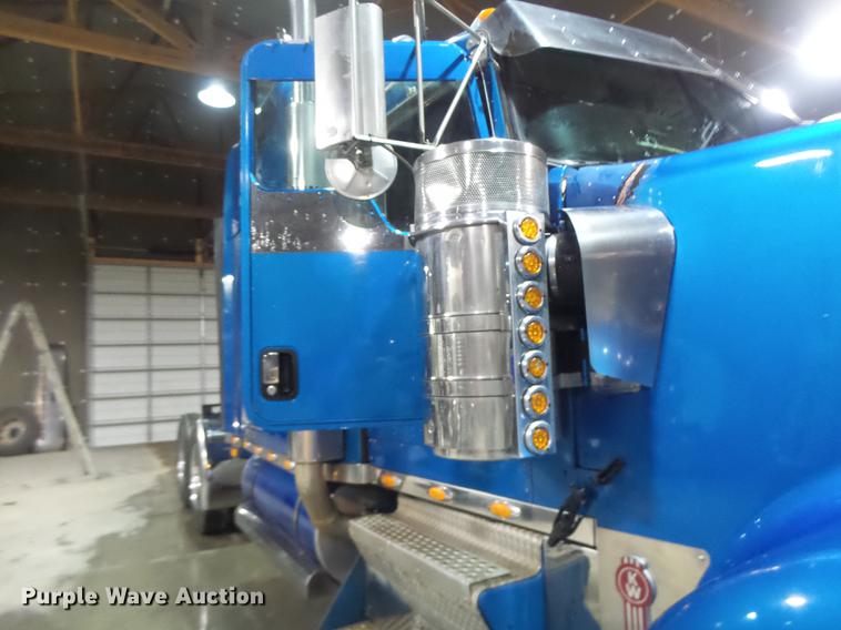 image for item DB9818 2005 Kenworth W900 semi truck