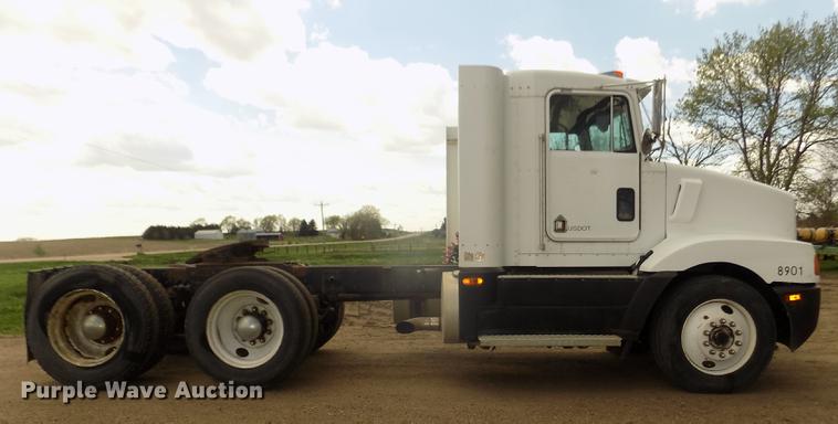 image for item DD2759 1989 Kenworth T400 semi truck