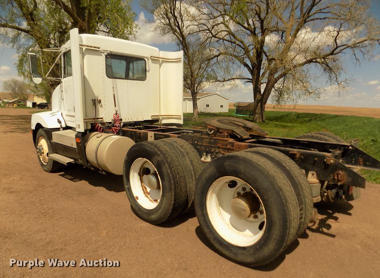 image for item DD2759 1989 Kenworth T400 semi truck