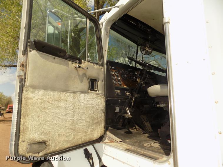 image for item DD2759 1989 Kenworth T400 semi truck