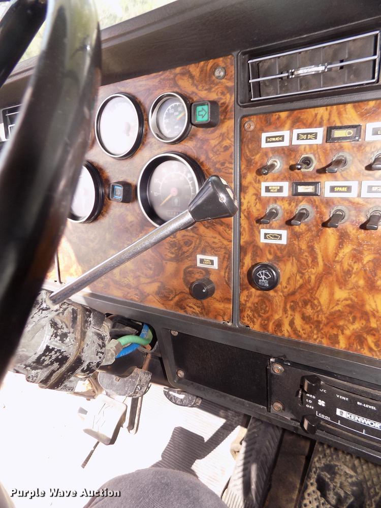 image for item DD2759 1989 Kenworth T400 semi truck