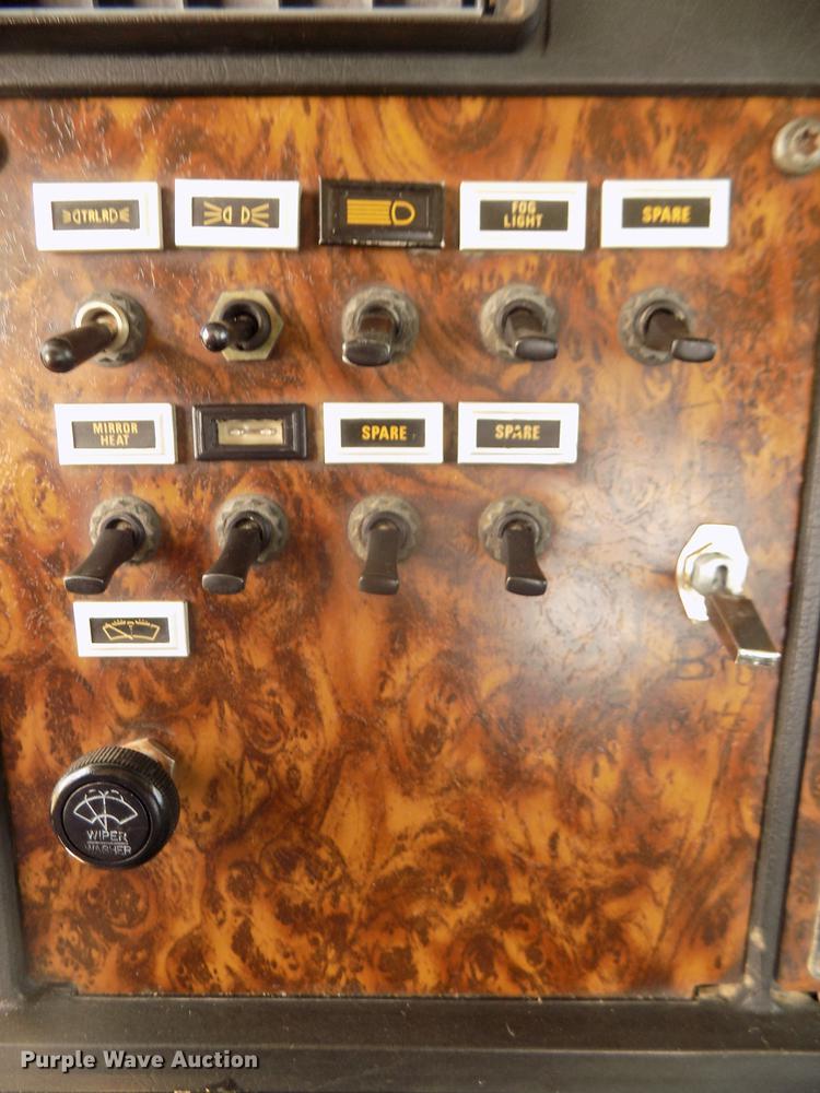 image for item DD2759 1989 Kenworth T400 semi truck