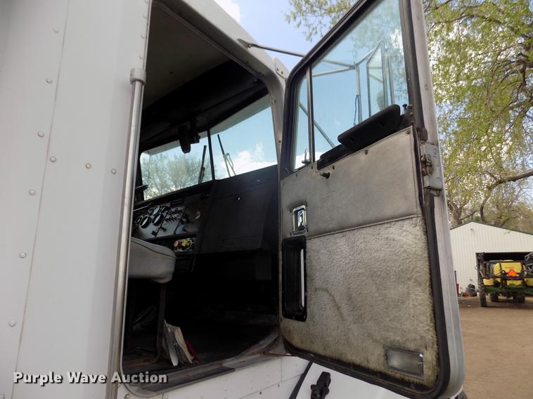 image for item DD2759 1989 Kenworth T400 semi truck