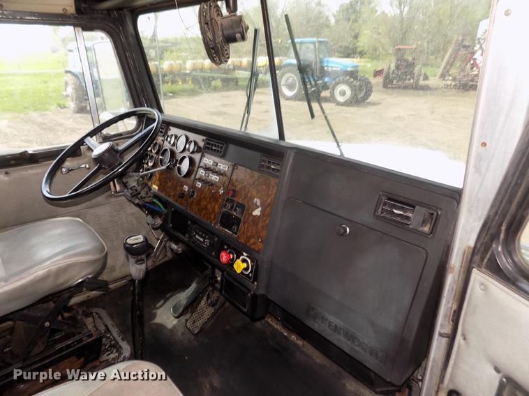 image for item DD2759 1989 Kenworth T400 semi truck