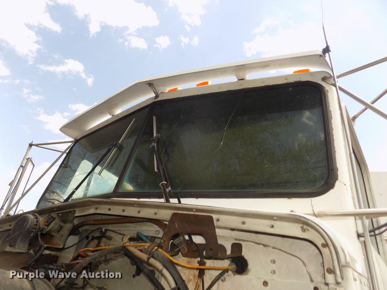 image for item DD2759 1989 Kenworth T400 semi truck