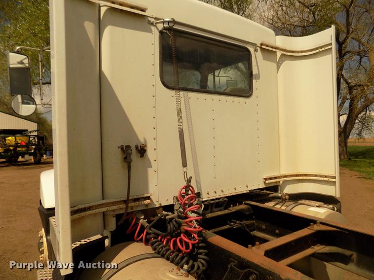 image for item DD2759 1989 Kenworth T400 semi truck
