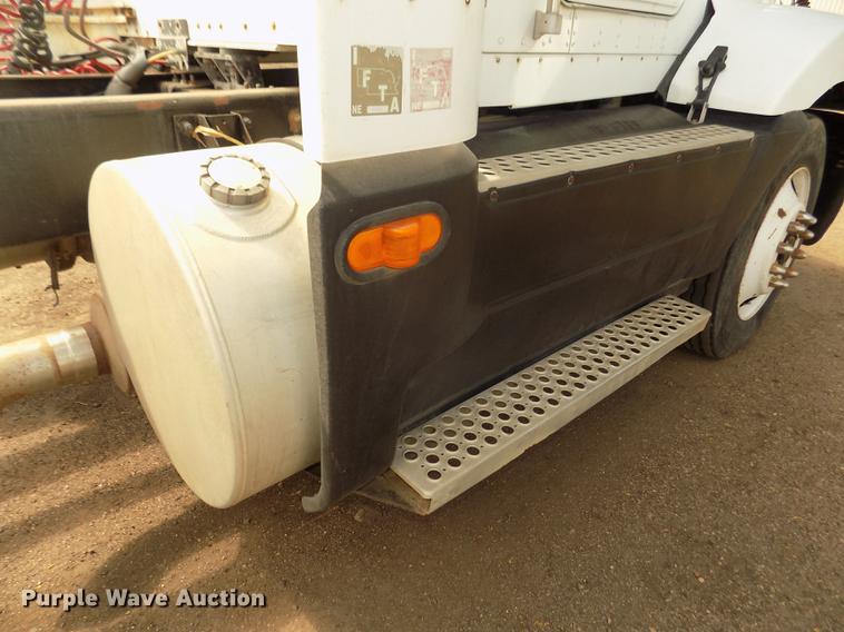 image for item DD2759 1989 Kenworth T400 semi truck