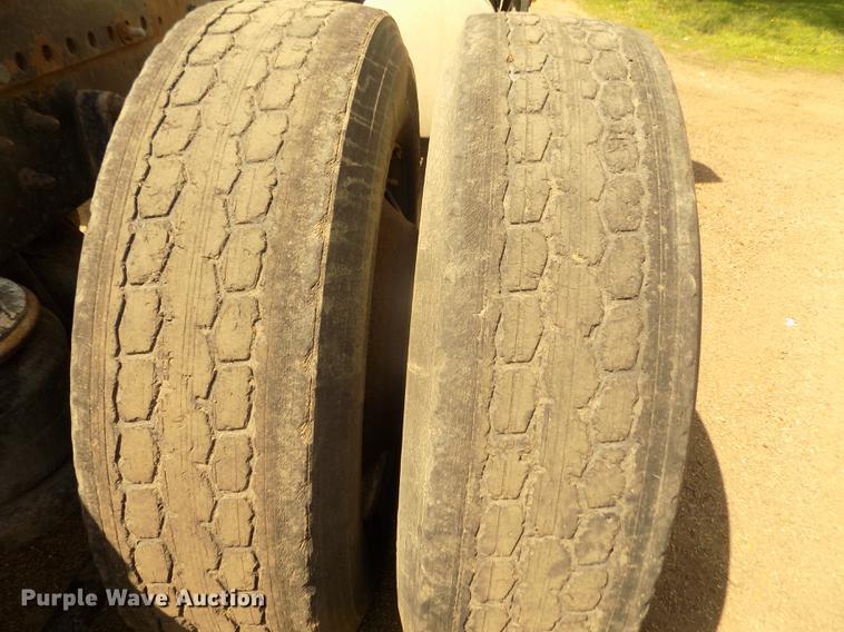 image for item DD2759 1989 Kenworth T400 semi truck