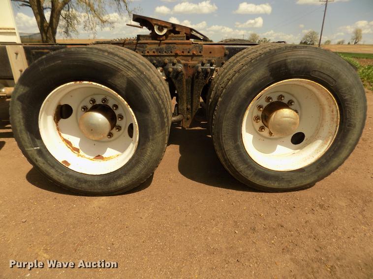 image for item DD2759 1989 Kenworth T400 semi truck