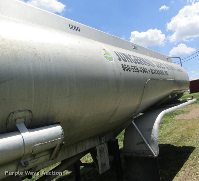 image for item DD8427 1968 J&L tank trailer