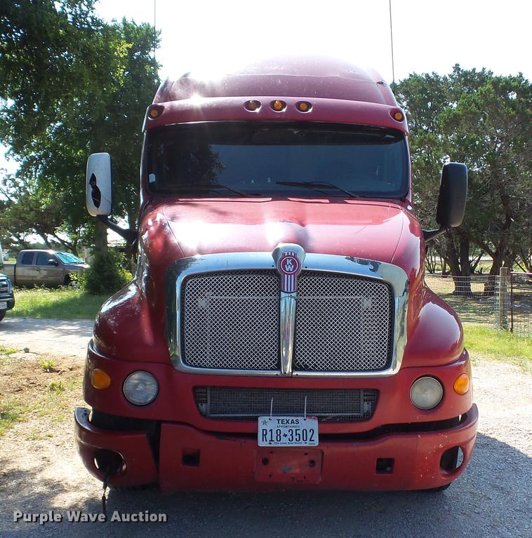 image for item DE0166 2005 Kenworth T2000 semi truck