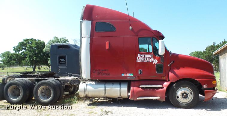 image for item DE0166 2005 Kenworth T2000 semi truck