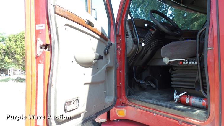 image for item DE0166 2005 Kenworth T2000 semi truck