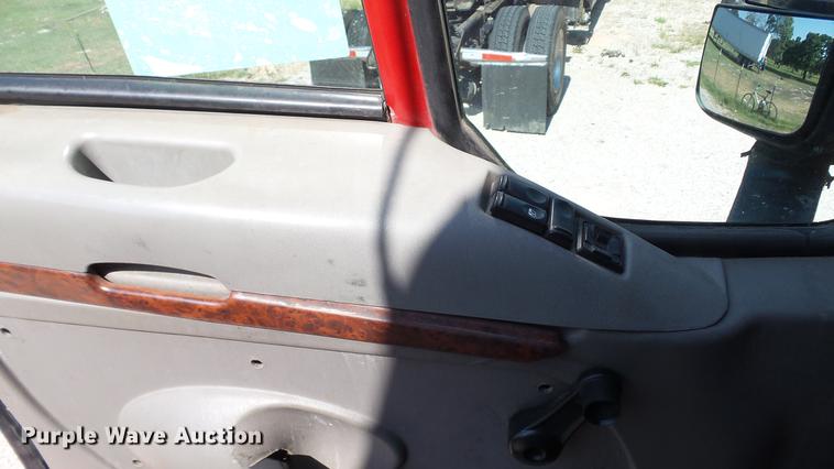 image for item DE0166 2005 Kenworth T2000 semi truck