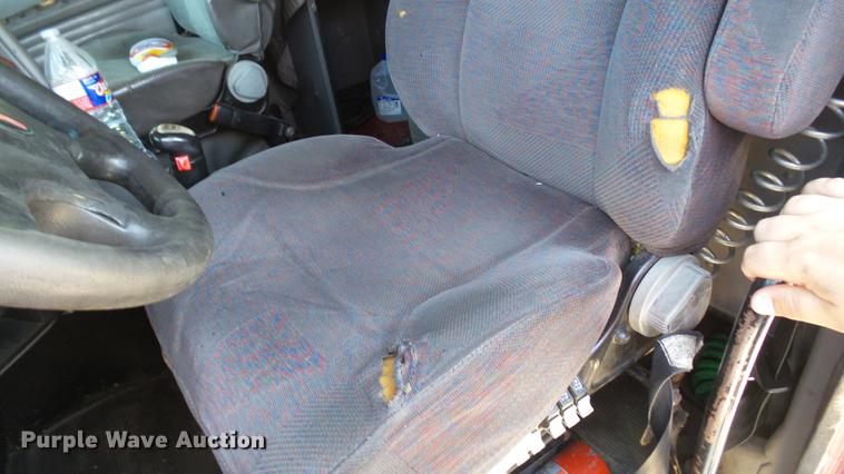 image for item DE0166 2005 Kenworth T2000 semi truck