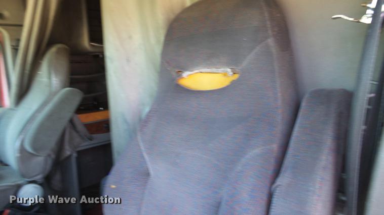 image for item DE0166 2005 Kenworth T2000 semi truck