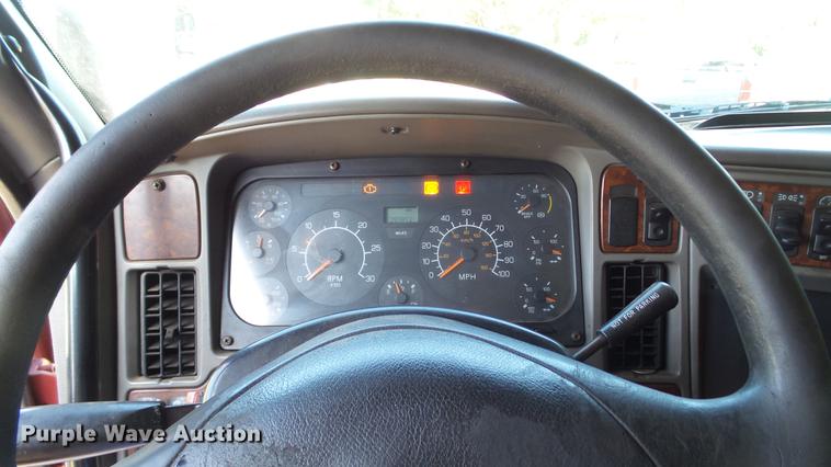 image for item DE0166 2005 Kenworth T2000 semi truck