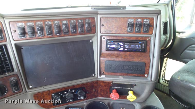 image for item DE0166 2005 Kenworth T2000 semi truck