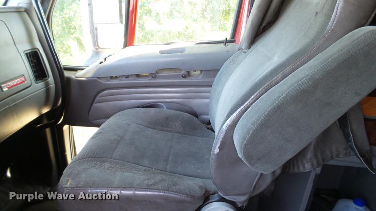 image for item DE0166 2005 Kenworth T2000 semi truck