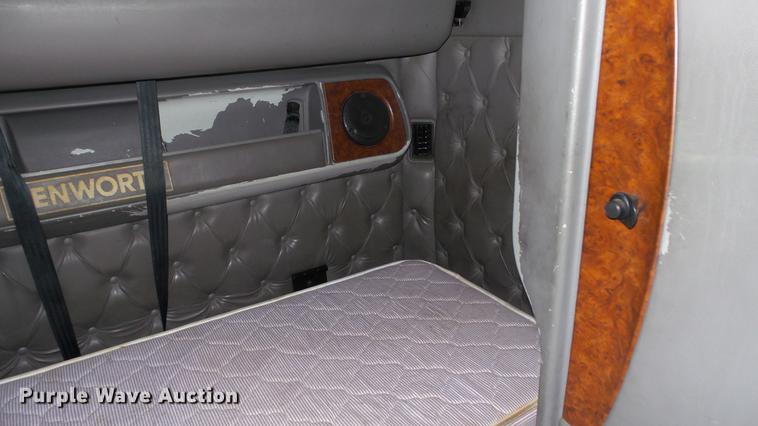 image for item DE0166 2005 Kenworth T2000 semi truck