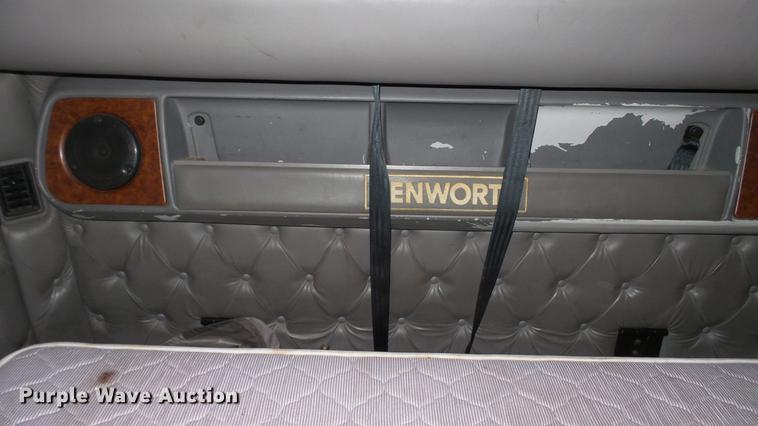 image for item DE0166 2005 Kenworth T2000 semi truck