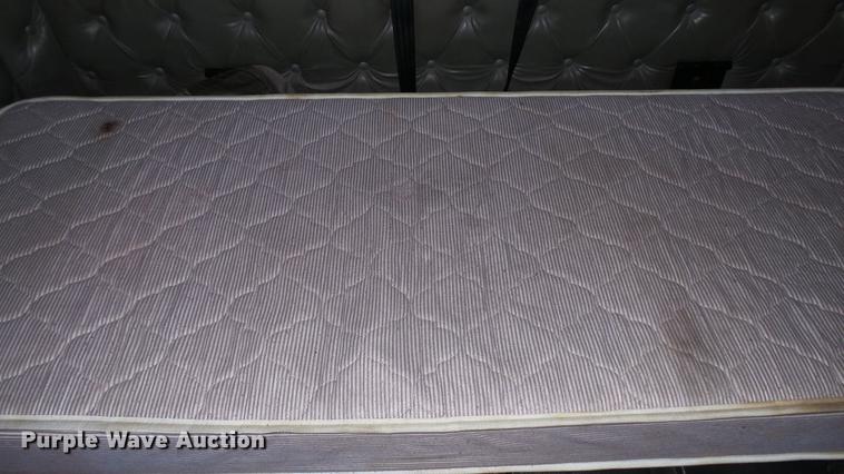 image for item DE0166 2005 Kenworth T2000 semi truck