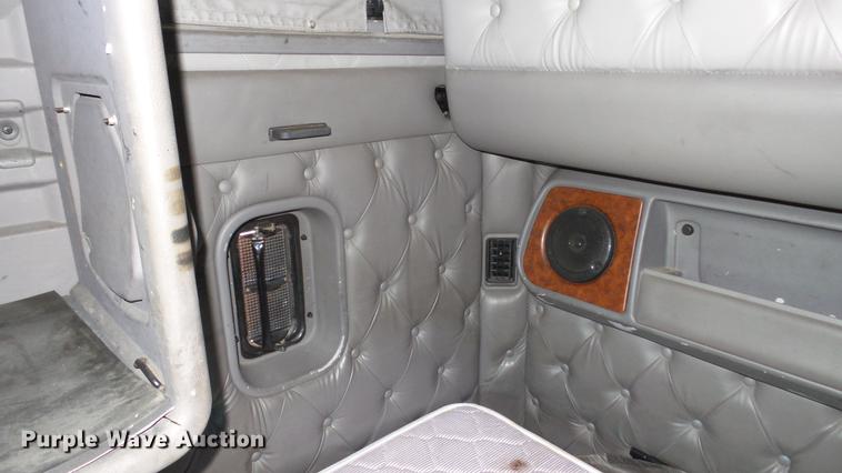 image for item DE0166 2005 Kenworth T2000 semi truck