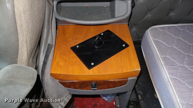 image for item DE0166 2005 Kenworth T2000 semi truck