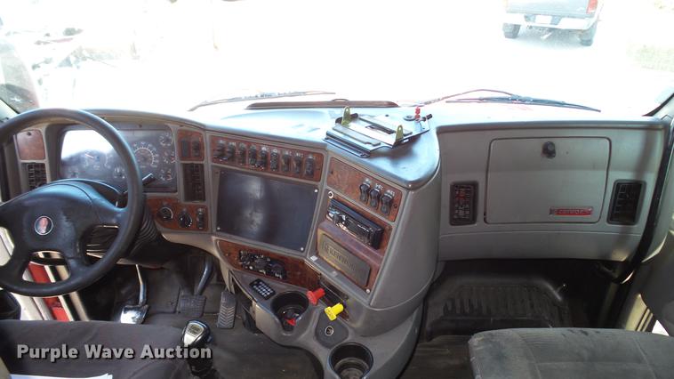 image for item DE0166 2005 Kenworth T2000 semi truck