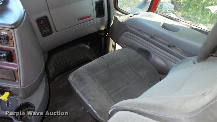 image for item DE0166 2005 Kenworth T2000 semi truck