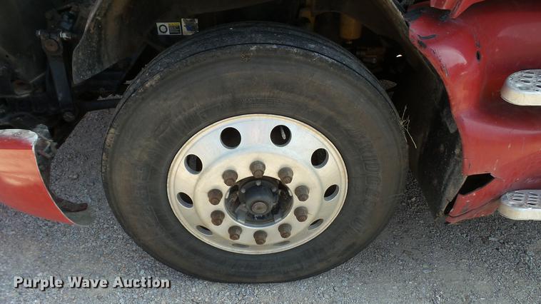 image for item DE0166 2005 Kenworth T2000 semi truck