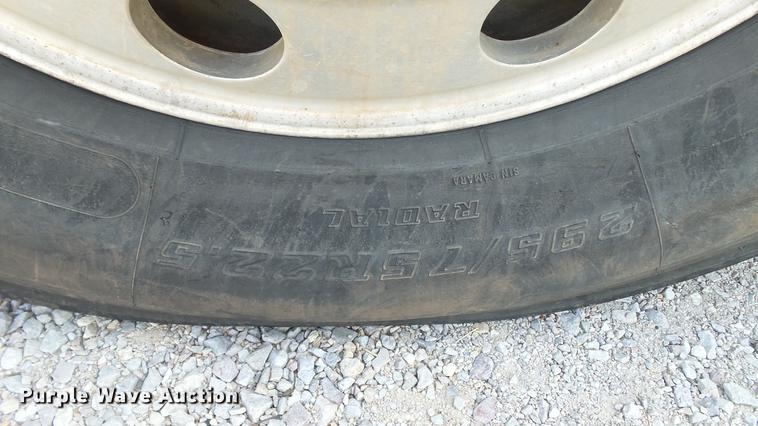 image for item DE0166 2005 Kenworth T2000 semi truck