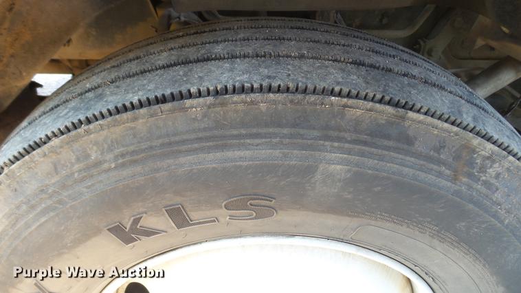 image for item DE0166 2005 Kenworth T2000 semi truck