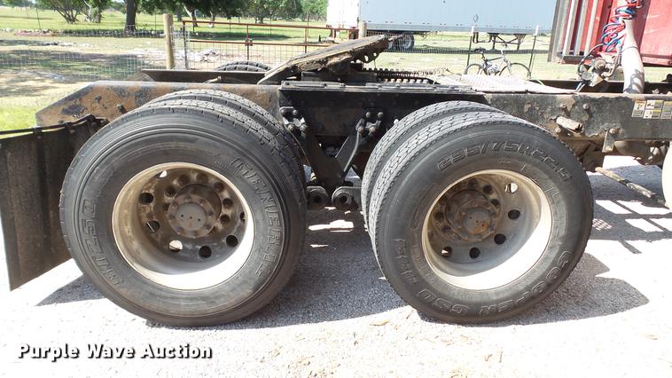 image for item DE0166 2005 Kenworth T2000 semi truck