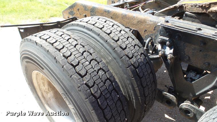 image for item DE0166 2005 Kenworth T2000 semi truck