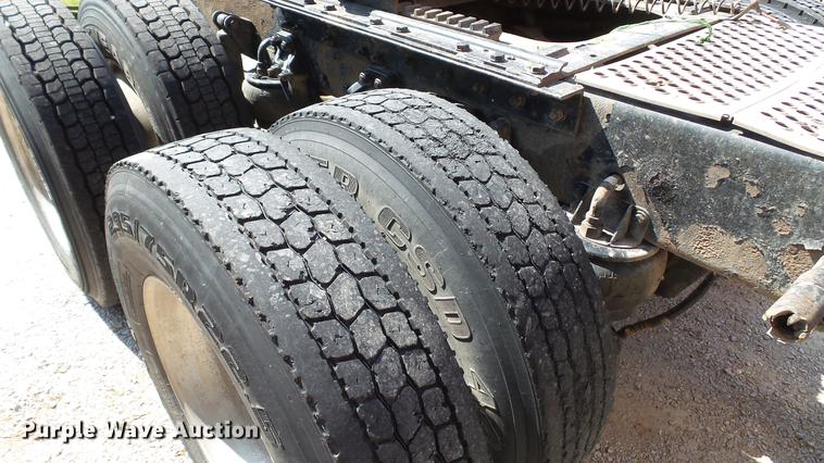 image for item DE0166 2005 Kenworth T2000 semi truck