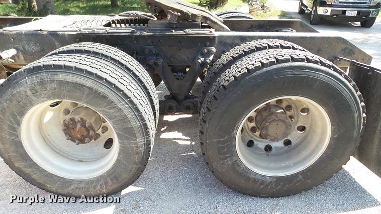 image for item DE0166 2005 Kenworth T2000 semi truck