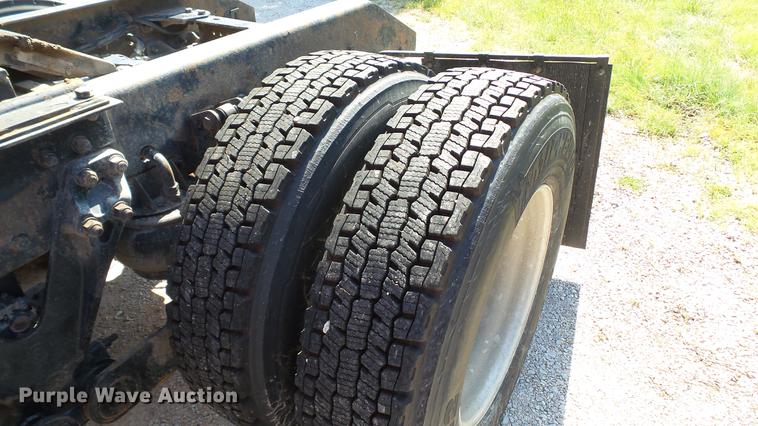 image for item DE0166 2005 Kenworth T2000 semi truck