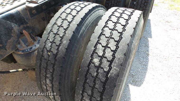 image for item DE0166 2005 Kenworth T2000 semi truck