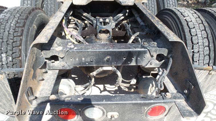 image for item DE0166 2005 Kenworth T2000 semi truck