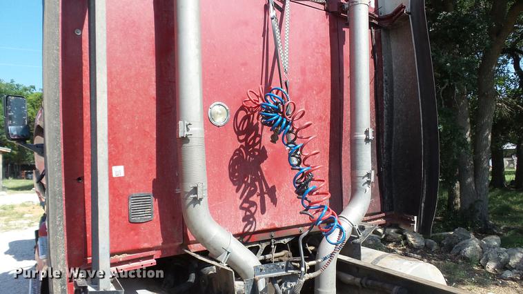 image for item DE0166 2005 Kenworth T2000 semi truck