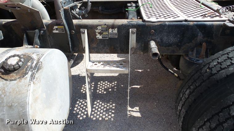 image for item DE0166 2005 Kenworth T2000 semi truck