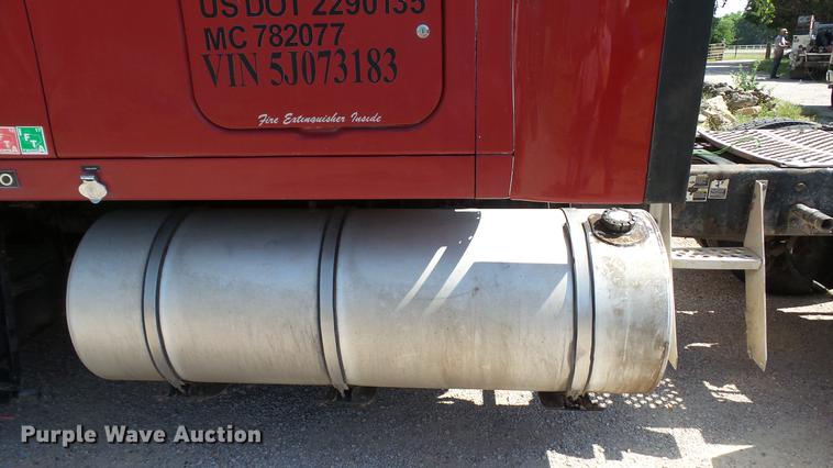 image for item DE0166 2005 Kenworth T2000 semi truck