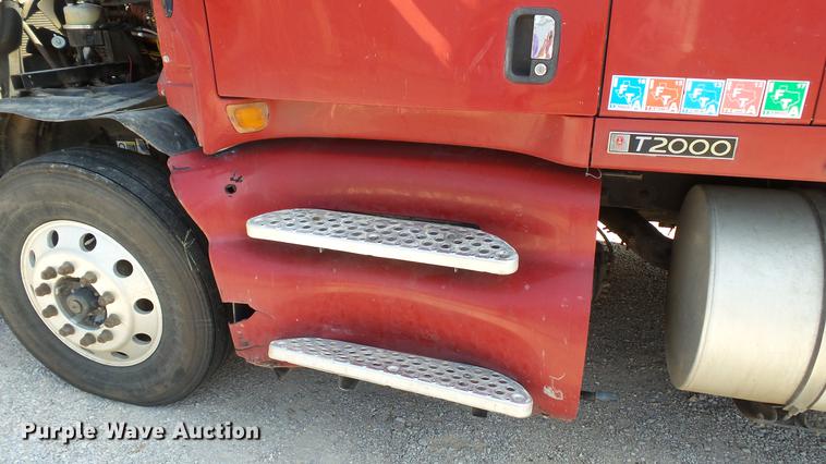 image for item DE0166 2005 Kenworth T2000 semi truck