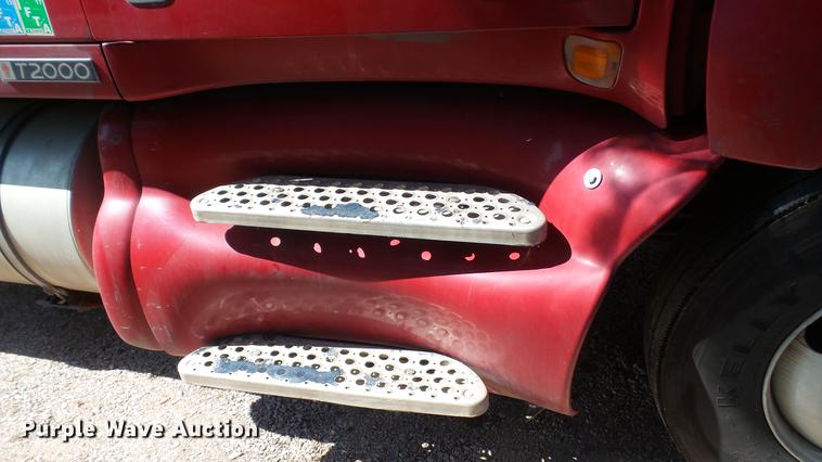 image for item DE0166 2005 Kenworth T2000 semi truck