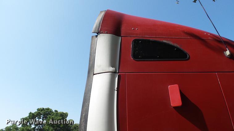 image for item DE0166 2005 Kenworth T2000 semi truck