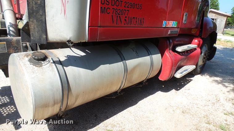 image for item DE0166 2005 Kenworth T2000 semi truck